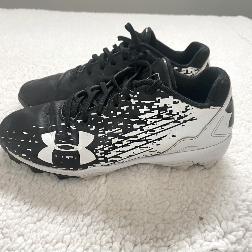Under Armour baseball cleats size 4.5 Y black and white digital